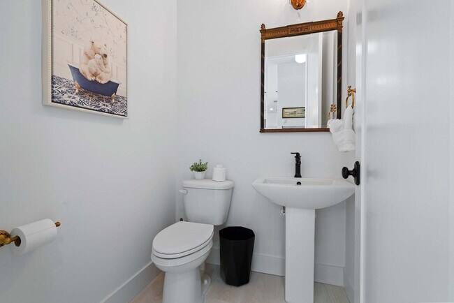 Building Photo - 28 W Castillo Dr