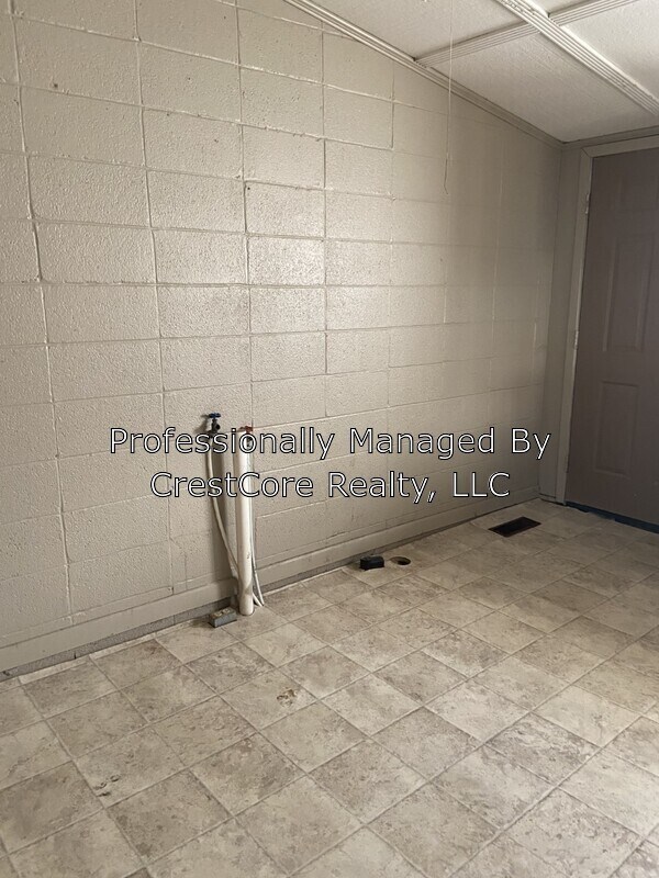 Building Photo - 105 W College St