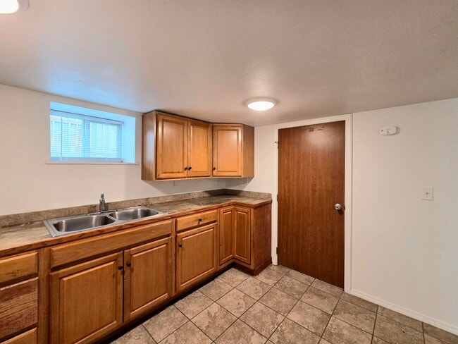 Building Photo - 1121 Monitor Ave