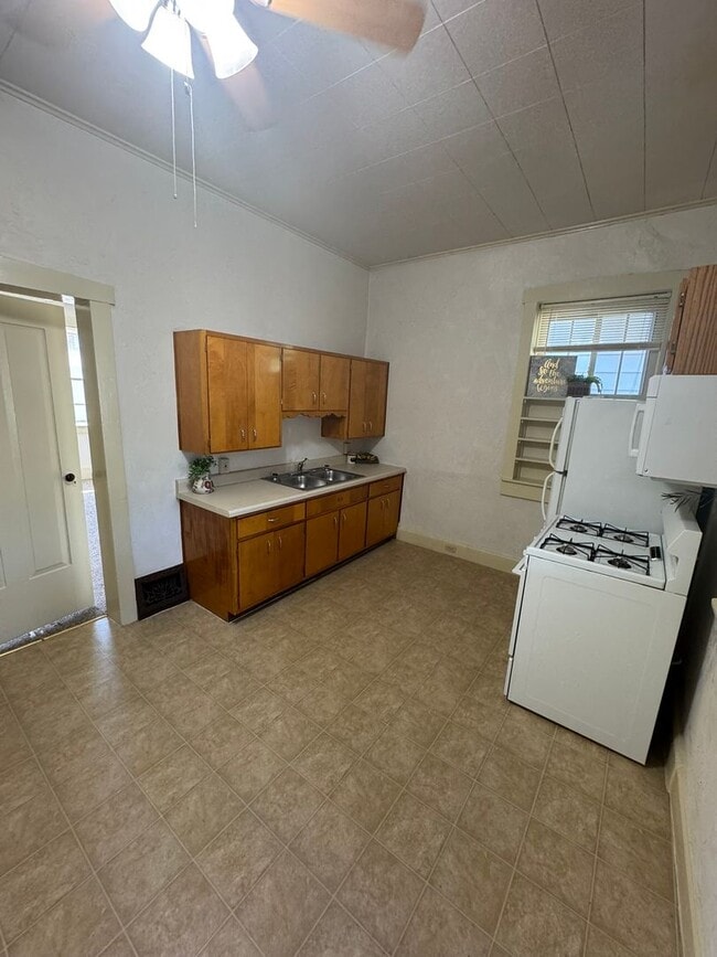 Building Photo - Available now 2 bed/1 bath