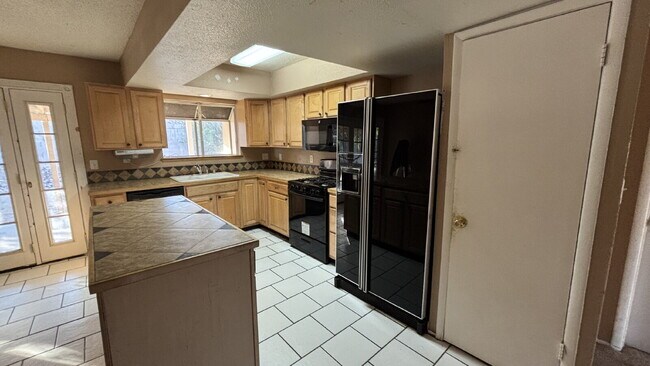 Building Photo - Charming 4-Bed Single Story, NO HOA