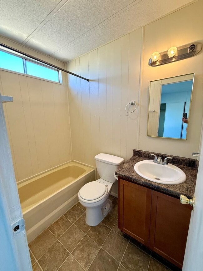 Building Photo - Newly Remodeled 2 Bedroom 2 Bathroom Home!- Available Now