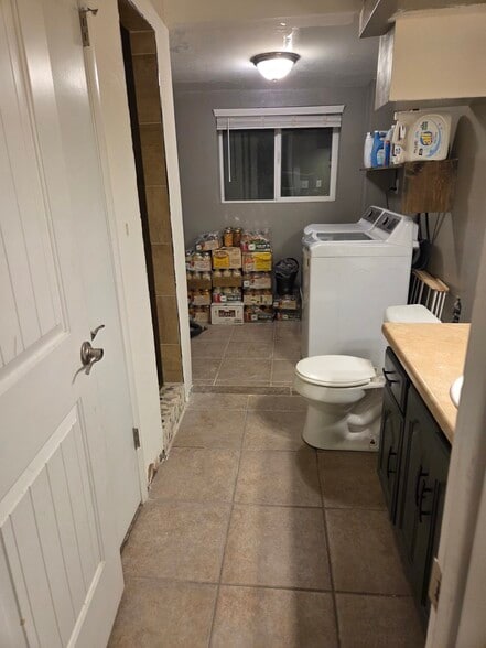 Basement Bathroom/Laundry/Storage - 4701 S Turnberry Pl