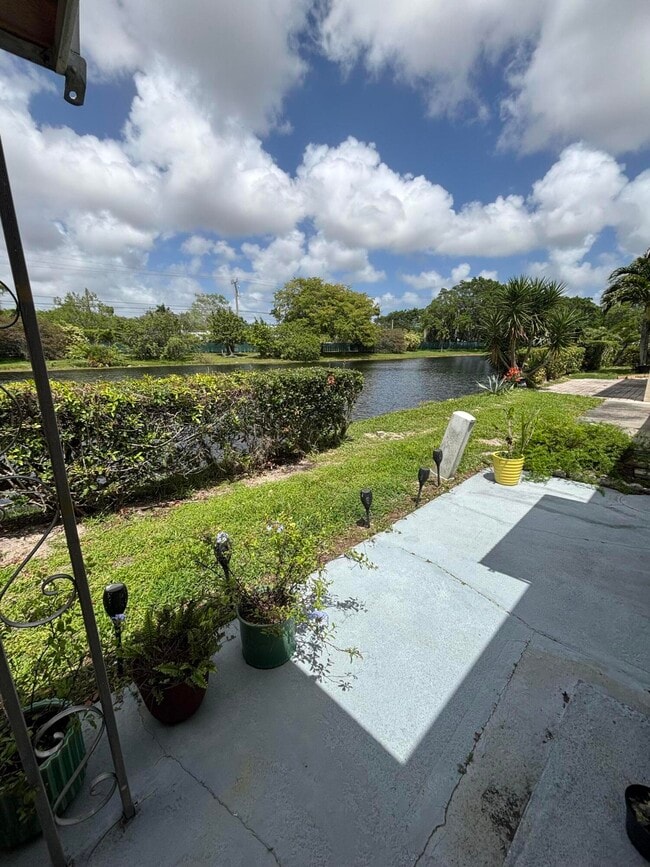 Building Photo - 8833 Bella Vista Dr