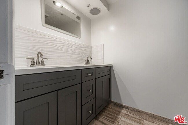 Building Photo - 3212 W 84th Pl