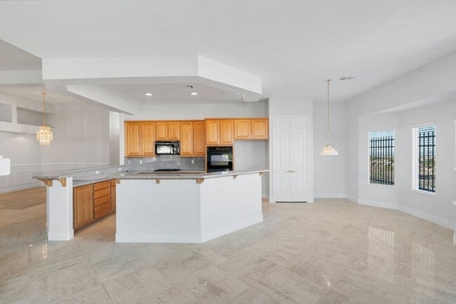 Building Photo - 4 bed, 2.5 bath single-story home in the g...