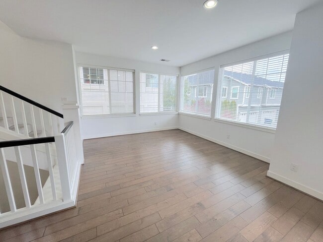 Building Photo - Spacious 4-Bedroom/3.5-Bathroom Townhome i...