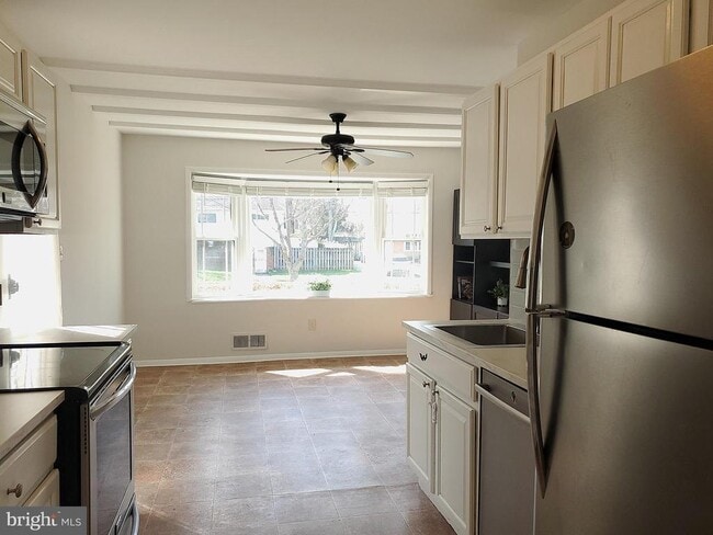 Building Photo - 702 W Edmonston Dr