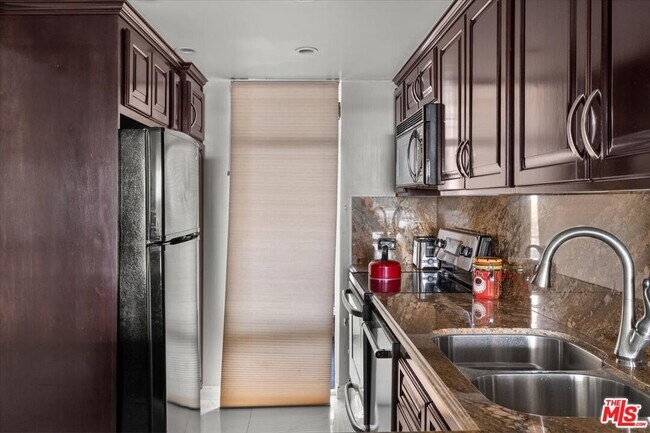 Building Photo - 4267 Marina City Dr