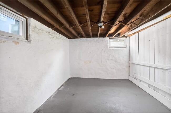 Building Photo - 565 Academy Ave