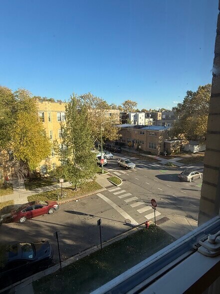 Building Photo - 6204 N Claremont Ave