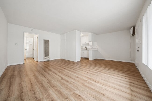 Building Photo - 2 bed 1 Bath Available Now