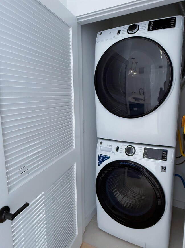 Building Photo - 425 3rd St