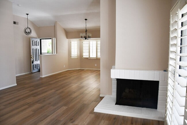 Building Photo - Newly remodeled and updated