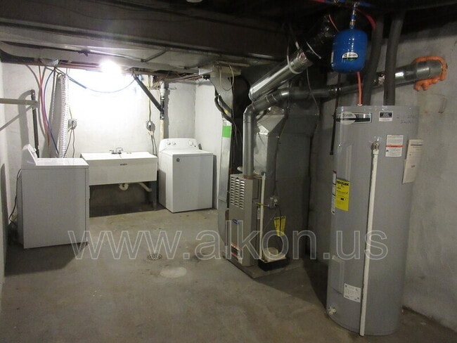 Building Photo - 346 Connor St