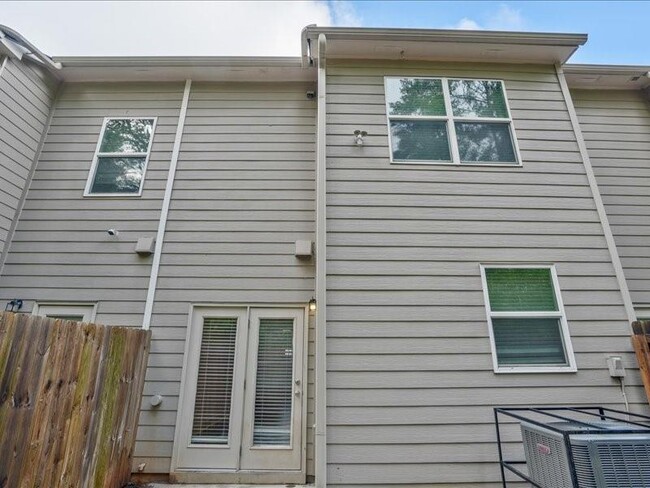 Building Photo - 1809 Edgehill Dr