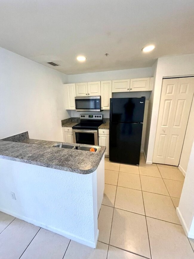 Building Photo - Two bedroom condo in gated Marsh Harbour community