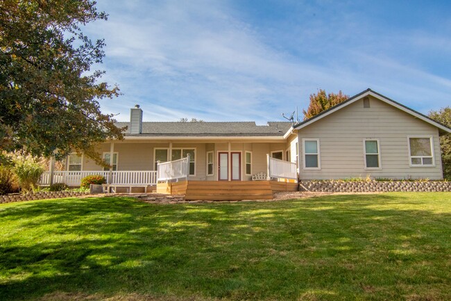 Building Photo - 3.5 Cottonwood Acres!