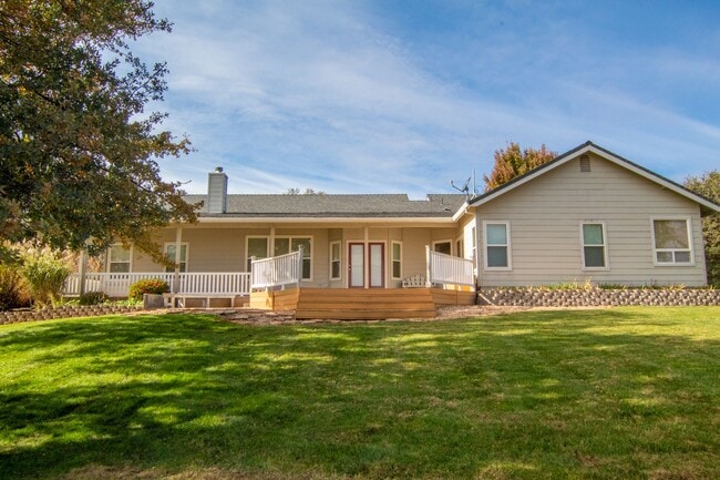 Building Photo - Country Home for Rent on Acreage | 3.5 Acres, 3 Car Garage, Deck, Pet Friendly