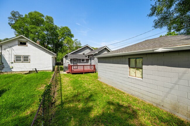 Building Photo - 1215 N Warman Ave