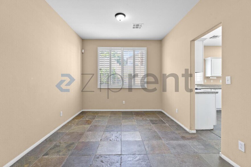 Building Photo - 2455 Silver Sunrise Ln