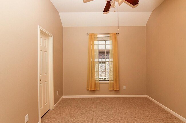 Building Photo - 2758 Laguna Pointe Dr
