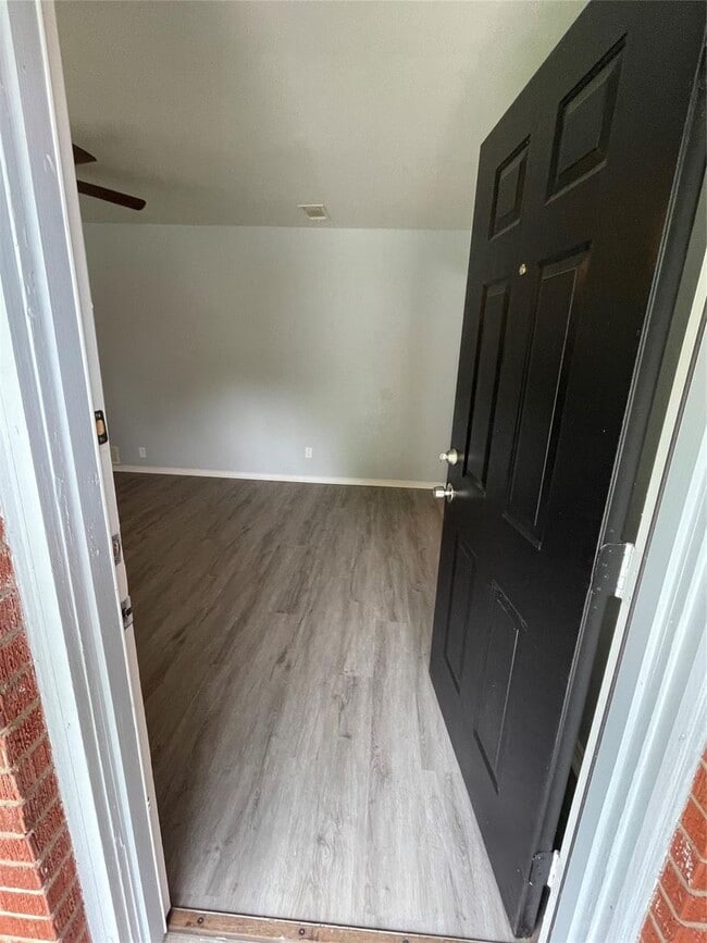 Building Photo - 3 BR/2.5BA | Renovated Single Family Home | 1-Car Garage Parking | Fenced backyard