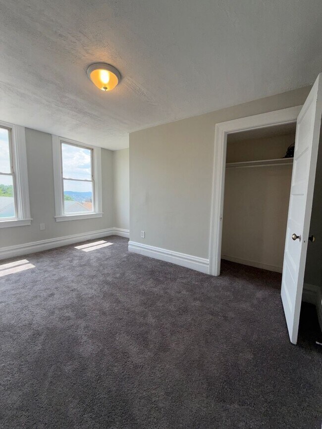 Building Photo - 2 Bed 1 Bath in Swissvale!