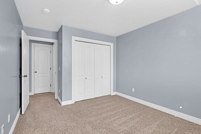 Building Photo - 2093 E View Dr