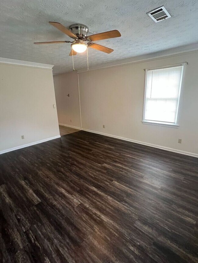 Building Photo - Finally 2 bedroom 1 bath ranch duplex available in Lawrenceville!!!