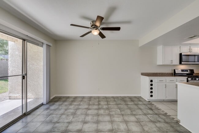 Building Photo - 2 Bedroom Townhome with 2 car attached garage in Henderson