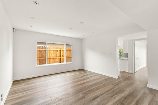 Building Photo - 2957 Seaview Ave