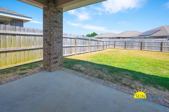 Building Photo - Stunning 4 Bedroom Home in Crestview! -Sol...