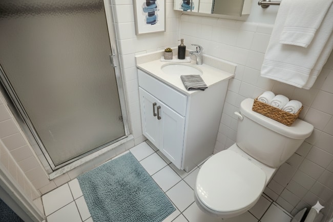Bedroom bathroom - Wynnewood House