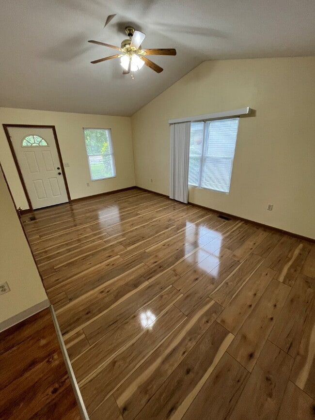Building Photo - 1352 Campbell Rd