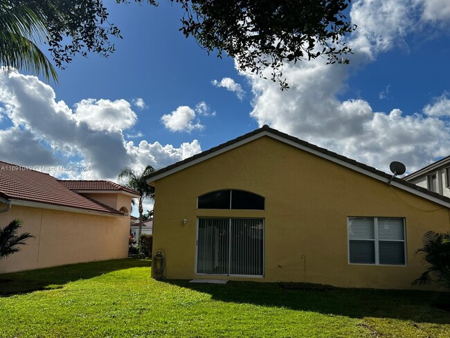 Building Photo - 5033 Prairie Dunes Village Cir