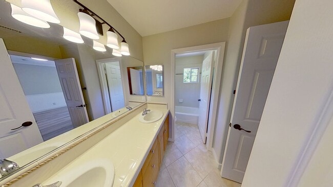 Building Photo - Spectacular and Spacious 4 Bed / 3 Bath Sa...