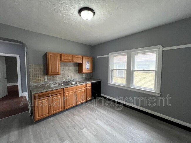 Building Photo - 3255 E 139th St