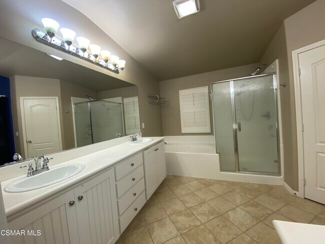 Building Photo - 730 Tennis Club Ln