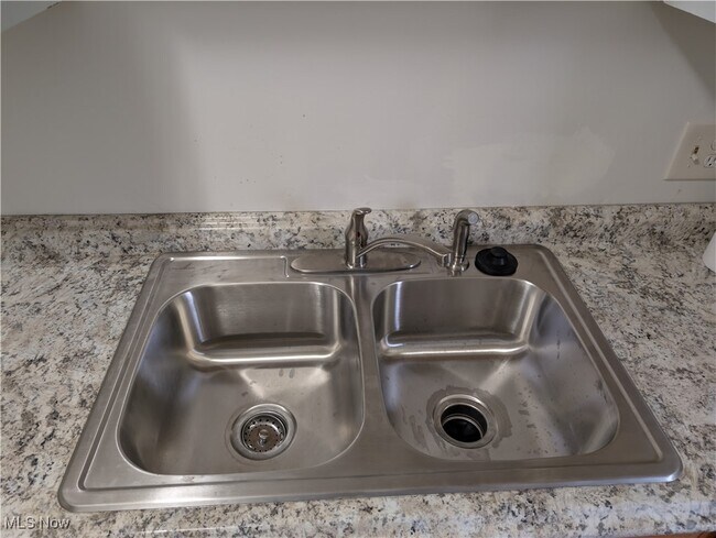 Building Photo - 595 Dayton St