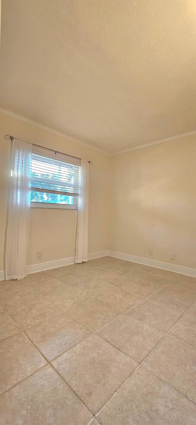 Building Photo - 2901 NE 51st St