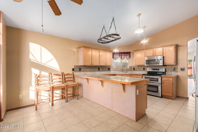 Building Photo - 525 N Val Vista Dr