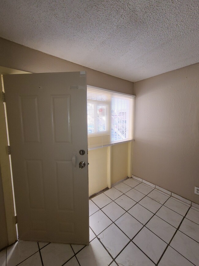 Building Photo - 729 N 11th St