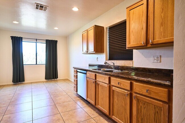 Building Photo - Eastside (Broadway and Wilmot) 3 bedroom, ...
