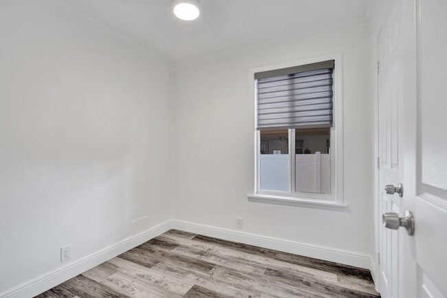 Building Photo - 229 SW 1st Ave