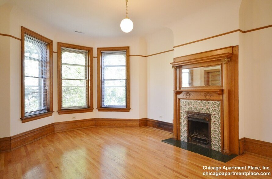 Primary Photo - 2214 N Kenmore Ave