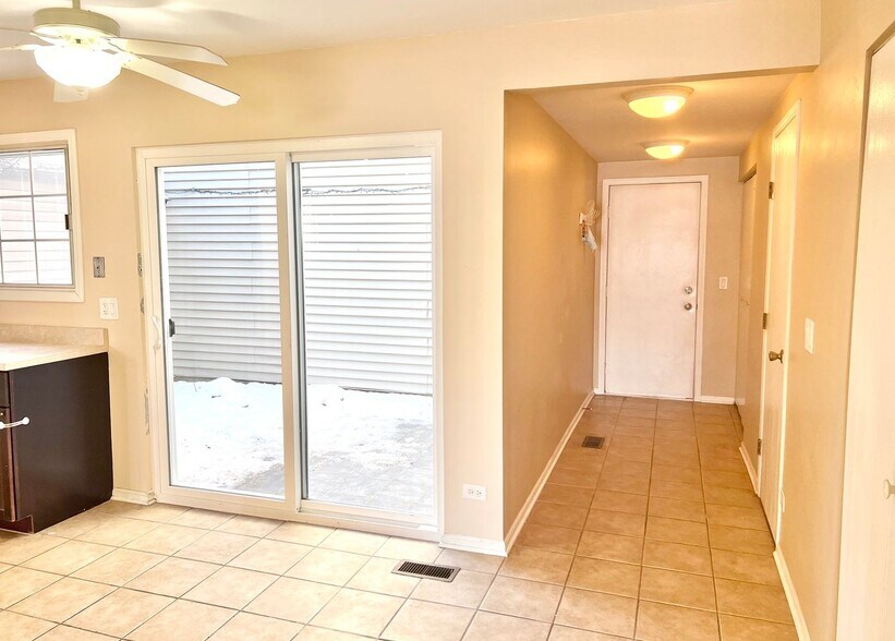 Building Photo - 17 Le Jardin Ct