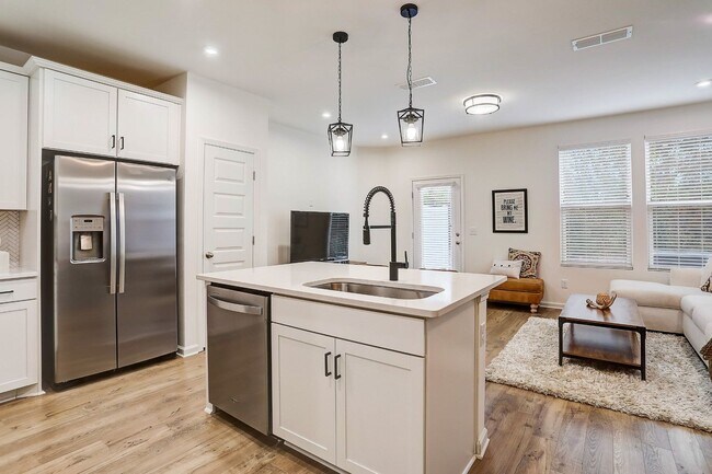 Building Photo - AVAILABLE June 15th. 3 BD 2 1/2 BATH NEW T...