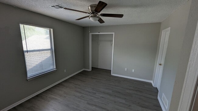 Building Photo - Renovated Duplex for rent