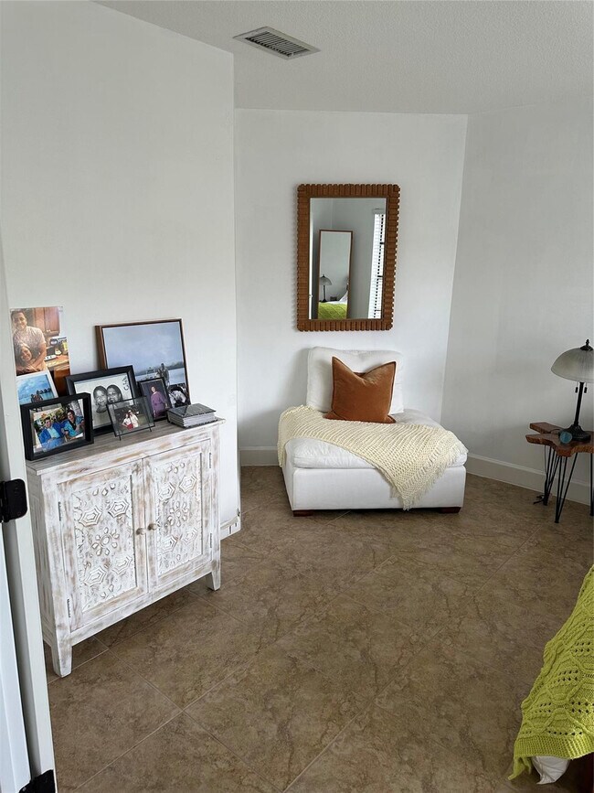 Building Photo - 3024 Lucerne Park Dr